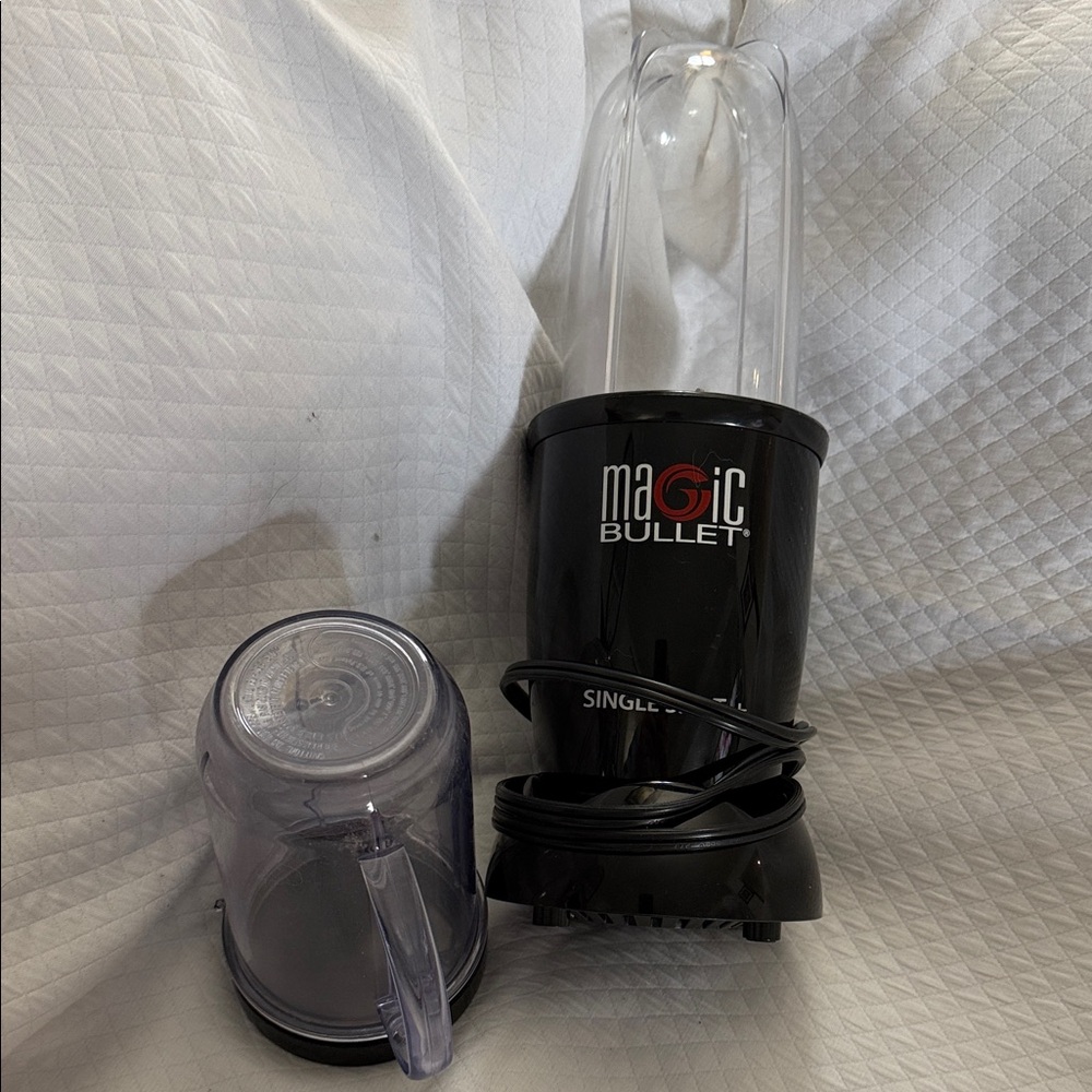 Magic Bullet Blender Set in Black. Clean ans Works!